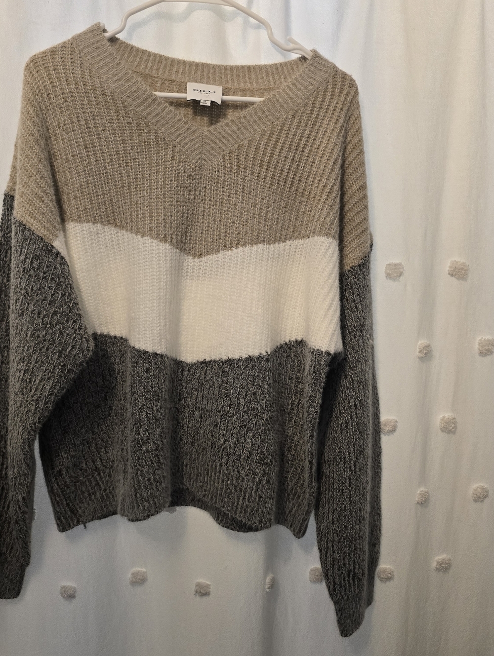 Womens Gilli Cozy Colorblock V-Neck Sweater in Beige, White & Gray Size Small